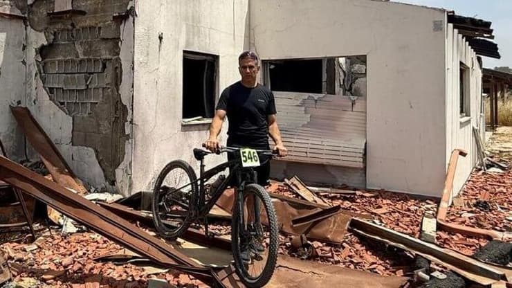 שבו בביתו ההרוס בבארי לאחר המרוץ. "מרגיש בר מזל שהאירוע התקיים כאן" שרון מבקר בביתו לאחר המירוץ