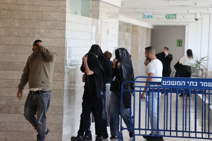 בני משפחה של נאשמים בבית המשפט (צילום: מוטי קמחי ) משפחות הנאשמים ברצח ימנו ז"ל בבימ"ש בלוד