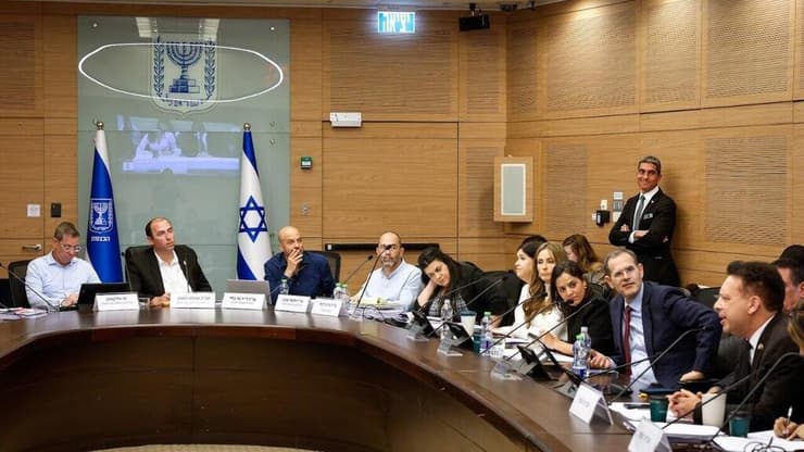 דיון סוער בין השר סמוטריץ' לבין חברי האופוזיציה והייעוץ המשפטי. ועדת החוקה (צילום: נועם מושקוביץ/דוברות הכנסת) דיון של ועדת החוקה של הכנסת