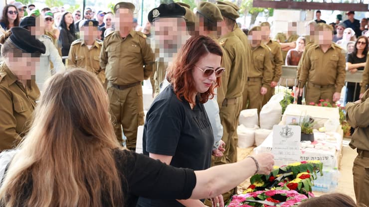 מרינה ציורין בהלווית אלכסנדר גלובינוב בבית העלמין הצבאי סגולה