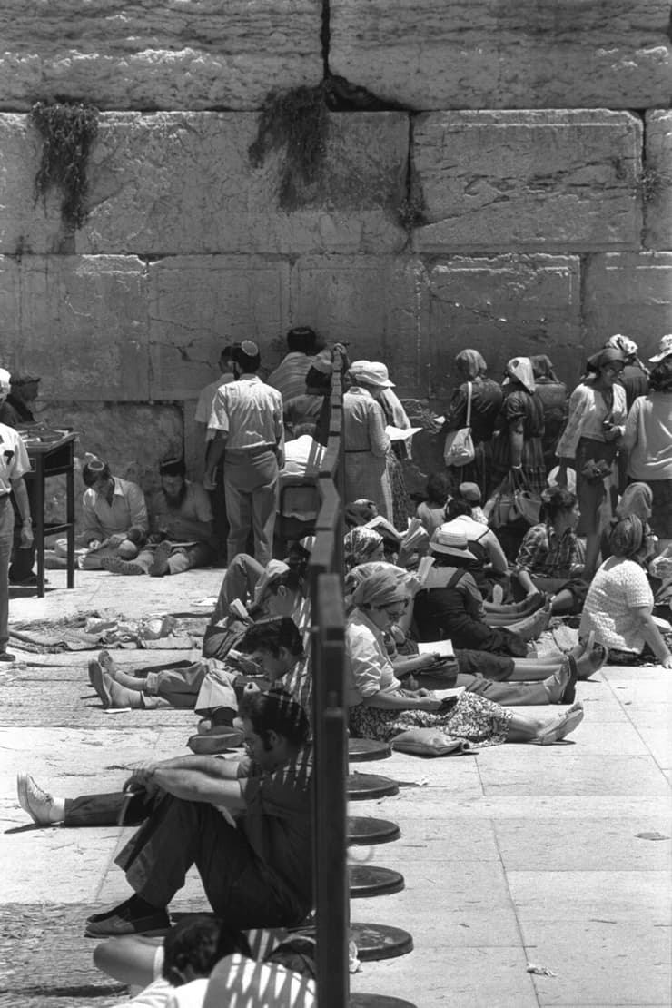 מתפללים בכותל בתשעה באב, 1979 (צילום: חנניה (נינו) הרמן, אוסף התצלומים הלאומי) מתפללים בכותל בתשעה באב, 1979