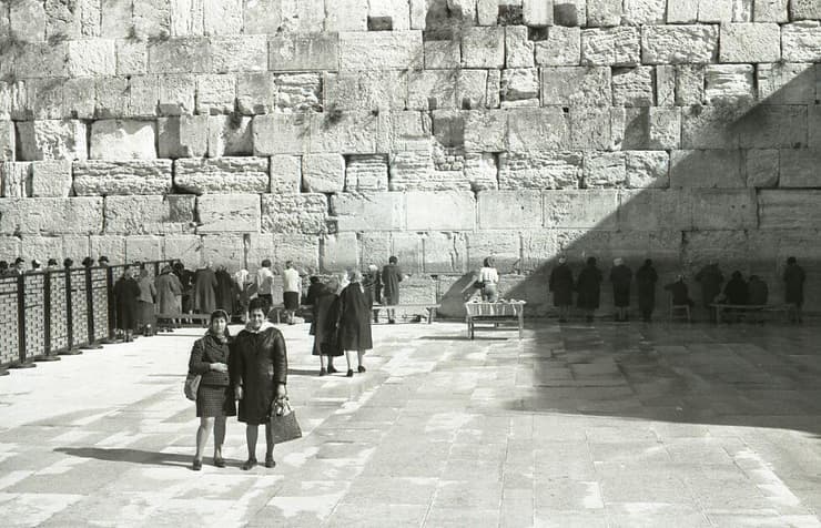 עזרת הנשים בכותל ב-1968, לאחר הצבת המחיצה (צילום: בוריס כרמי. אוסף מיתר, האוסף הלאומי לתצלומים על שם משפחת פריצקר, הספרייה הלאומית) עזרת הנשים בכותל ב-1968, לאחר הצבת המחיצה