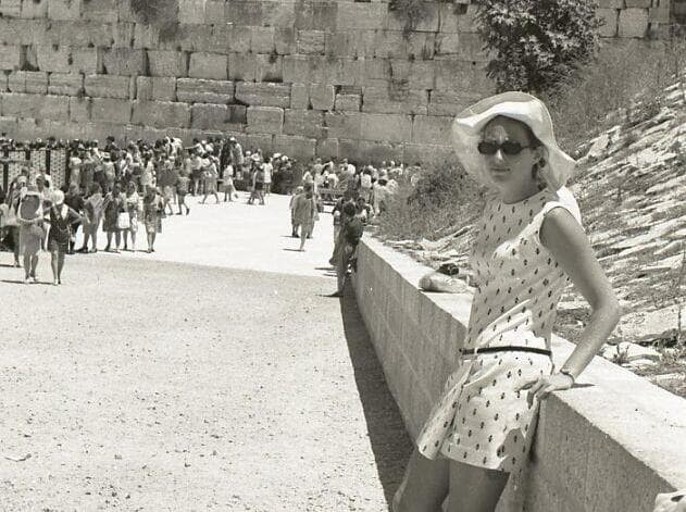בחורה ברחבת הכותל המערבי בירושלים, 1968