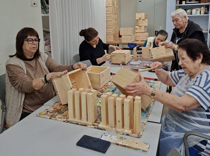 דיירות מגדלי הים התיכון ירושלים מכינות אדניות מעץ (צילום: מגדלי הים התיכון ירושלים) דיירות מגדלי הים התיכון ירושלים מכינות אדניות מעץ