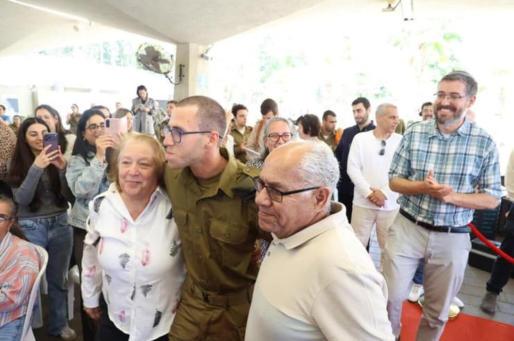 סמיון עם הורי האמנה בטקס הגיוס. "מתרכז בביצוע המשימות על הצד הטוב ביותר"   