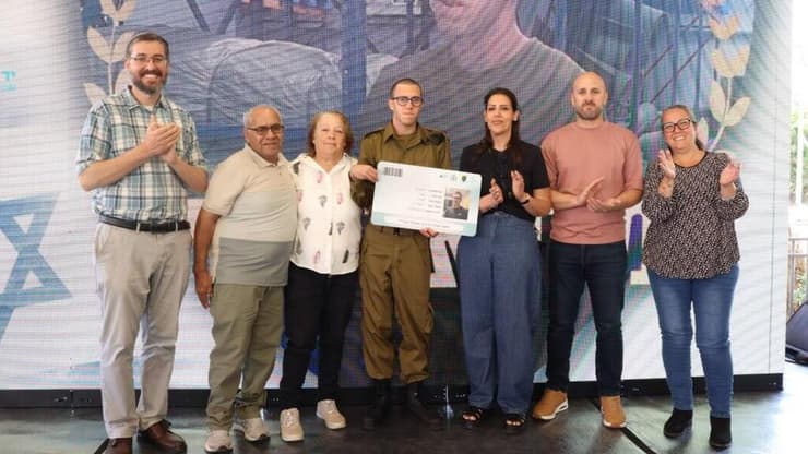סמיון עם ברכה ויתר בני משפחתו בטקס הגיוס. עבר שנתיים וחצי של קרבות מול הבירוקרטיה הצבאית   
