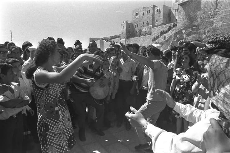 רוקדים ברחבת הכותל המערבי בחול המועד סוכות, 1972 (צילום: משה מילנר, אוסף התצלומים הלאומי) חוגגים ברחבת הכותל המערבי בחול המועד סוכות, 1972