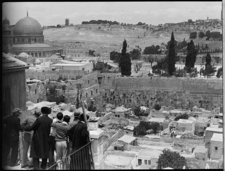 הכותל ושכונת המוגרבים בתקופת המנדט הבריטי (צילום: אוסף המושבה האמריקאית בספריית הקונגרס) הכותל ושכונת המוגרבים בתקופת המנדט הבריטי