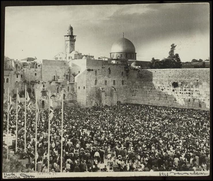 קהל רב ברחבת הכותל המערבי ב-1967, לאחר מלחמת ששת הימים, ככל הנראה בחג השבועות (צילום: דורן פירושקא. האוסף הלאומי לתצלומים על שם משפחת פריצקר, הספרייה הלאומית) קהל רב ברחבת הכותל המערבי ב-1967, לאחר מלחמת ששת הימים, ככל הנראה בחג השבועות