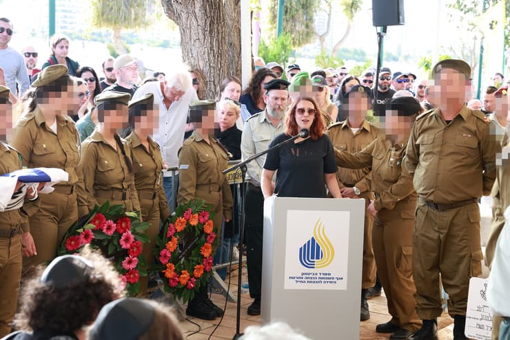 מרינה ציורין בהלוויית אלכסנדר גלובינוב בבית העלמין הצבאי סגולה (צילום: דנה קופל) מרינה ציורין בהלווית אלכסנדר גלובינוב בבית העלמין הצבאי סגולה