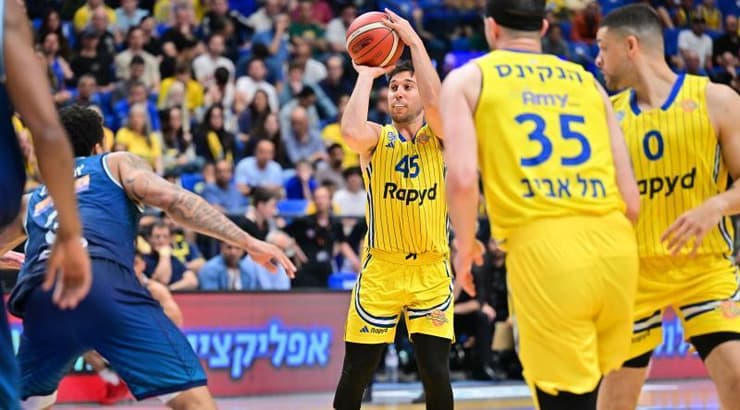 תמיר בלאט זורק לשלוש