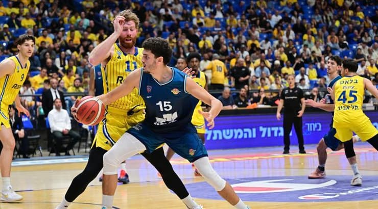 אילי דולינסקי תחת השמירה של וויל ריימן