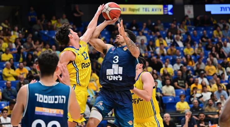 רובן אדוארדס נחסם על ידי ג'ון דיברתולומיאו
