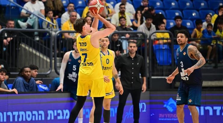 אורן סהר זורק שלשה