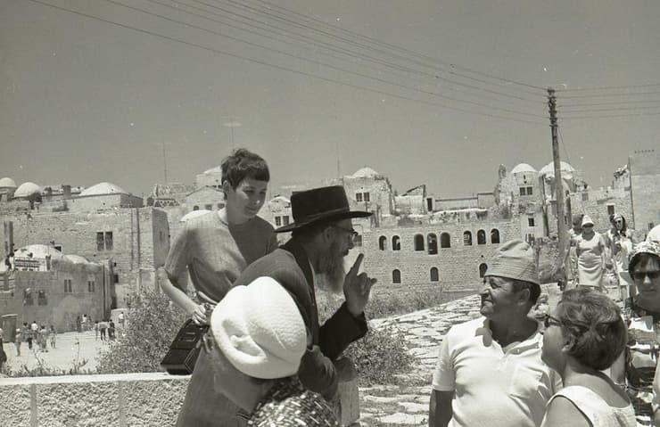 אדם דתי משוחח עם חילונים ליד הכותל המערבי, 1968 (צילום: בוריס כרמי. אוסף מיתר, האוסף הלאומי לתצלומים על שם משפחת פריצקר, הספרייה הלאומית) אדם דתי משוחח עם חילונים ליד הכותל המערבי, 1968