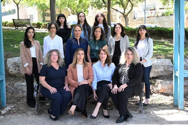 בשורה העליונה מימין לשמאל: עו"ד אורנה ויינשטיין, נוי פאיס, תומר אסייג; בשורה האמצעית מימין לשמאל: ענת קרקובסקי, ענבל אשד, עו"ד מיטל ניר טל, שרון רפפורט, עו"דת עירית גזית, עו"ד הדס דגן; על הספסל מימין לשמאל: דנאי מרקס כלף, עו"ד מירב ישראלי-אמרנט, ד"ר כוכב אלקיים-לוי, נירית סמוכה (צילום: חורחה נובומינסקי) צוות הנציבות האזרחית לחקר פשעי המין של 7 באוקטובר
