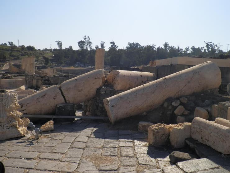 נזק בבית שאן (סקיתופוליס) בעקבות רעידת האדמה שהתרחשה באמצע המאה ה-8 לספירה. בעקבות הרעידה נחרב היישוב וננטש על ידי תושביו