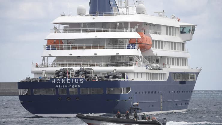 פינוי נוסעי אוניית הקרוז MV Hondius בנמל טנריף לאחר ששלושה מתו מנגיף האנטה (צילום: JORGE GUERRERO / AFP) פינוי נוסעי אוניית הקרוז MV Hondius בנמל טנריף לאחר ששלושה מתו מנגיף האנטה