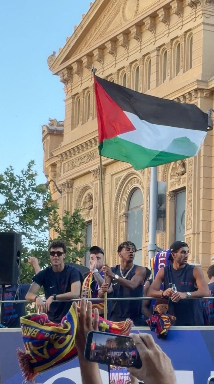 ימאל מניף את דגל פלסטין, אתמול במצעד האליפות של ברצלונה (צילום: @hsmramy via Instagram /via REUTERS) ימאל