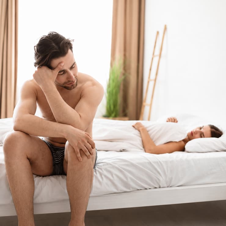 אנחנו לא שואלות את בני הזוג שלנו כיצד אפשר לעזור לך לעבור מחדש מהחזית אל הבית? (צילום: shutterstock) גבר ללא חשק לסקס
