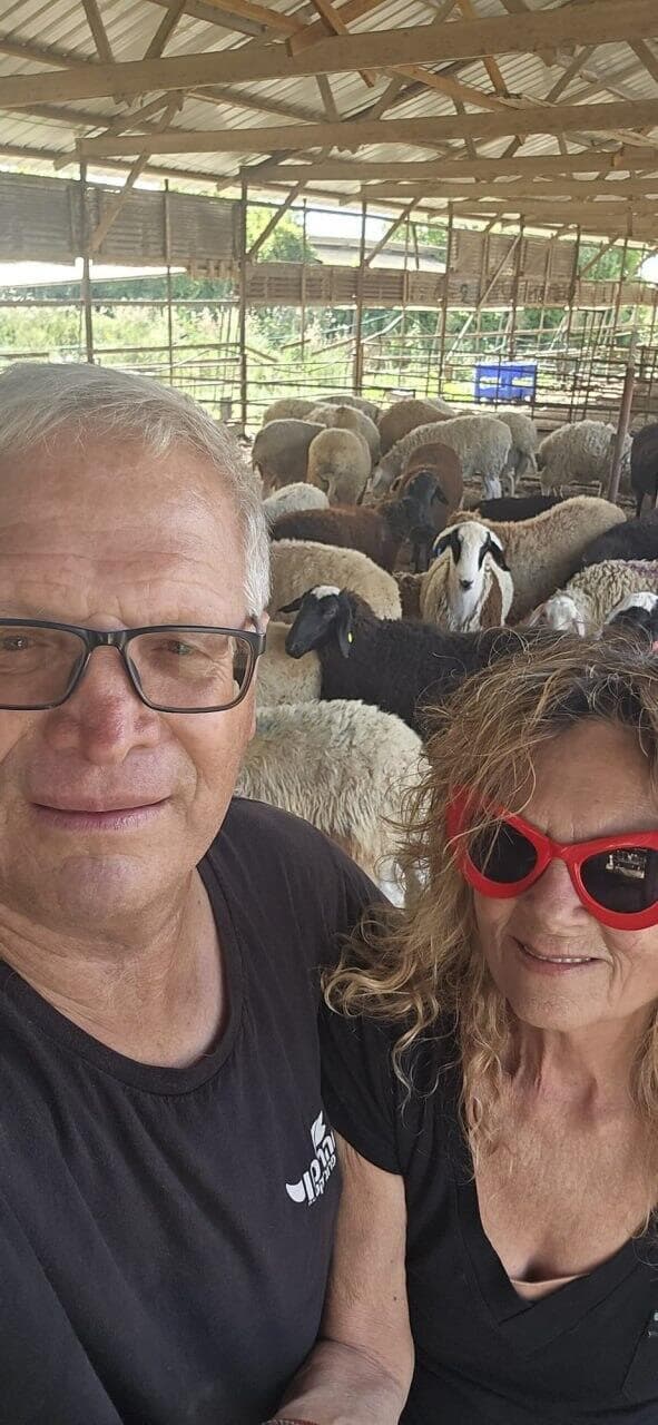 "תחושה של פריצה לבית". גיל וענת אלון גיל וענת אלון בעלי קטח חלקאי בשדות מושב כפר יהושע