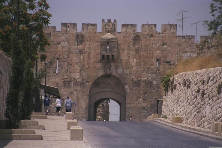 בין ביברס לסולימאן המפואר. שער האריות בשנת 2000 (צילום: עמוס בן גרשום, אוסף התצלומים הלאומי) שער האריות בשנת 2000