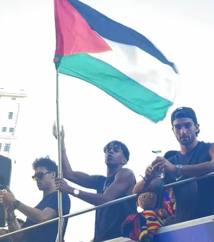 לאמין ימאל עם הדגל הפלסטיני בחגיגות האליפות של ברצלונה. בחר צד (צילום מסך) ימאל