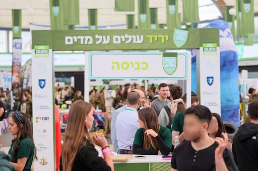 יריד "עולים על מדים" שנועד לסייע לעולים החדשים לקראת גיוסם לצה"ל