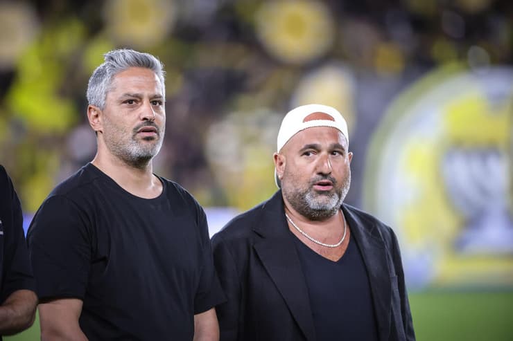 לא רוצים לצאת מהמרוץ בפ"ת. אברמוב ויצחקי (צילום: עוז מועלם) מאמן בית"ר ירושלים ברק יצחקי עם הבעלים ברק אברמוב