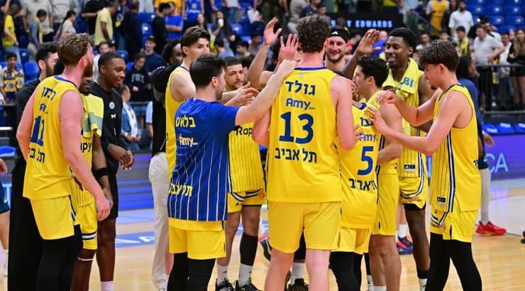 שחקני מכבי תל אביב מאושרים