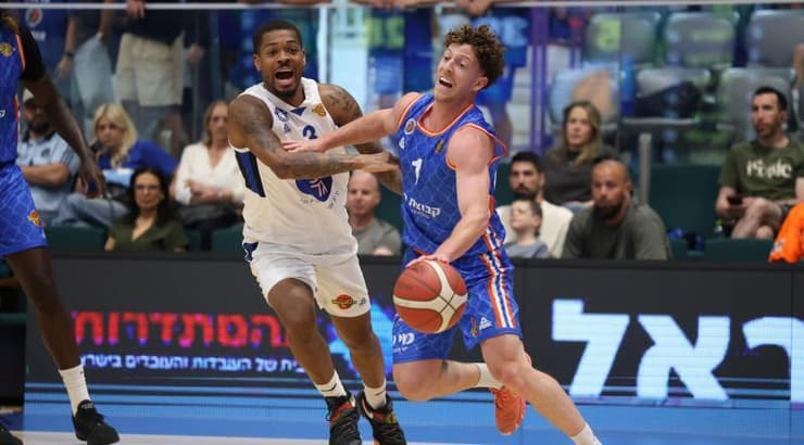 גיל בני במאבק עם ג'ביון המלט (שקד אבן באדיבות מכבי קבוצת כנען רמת גן) גיל בני במאבק עם ג'ביון המלט