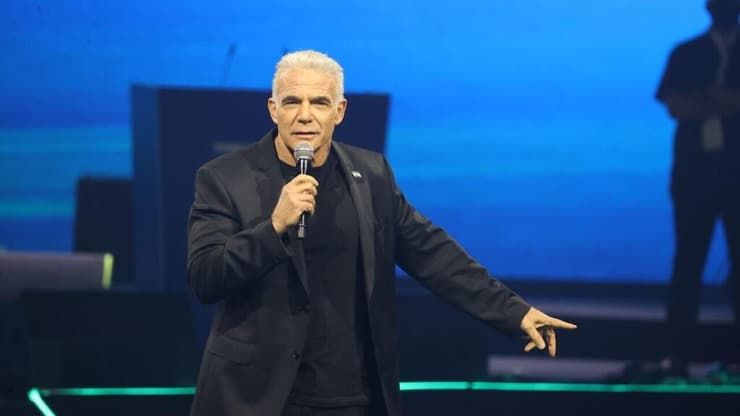 יאיר לפיד בכנס הבכורה של מפלגת ״ביחד בראשות בנט״