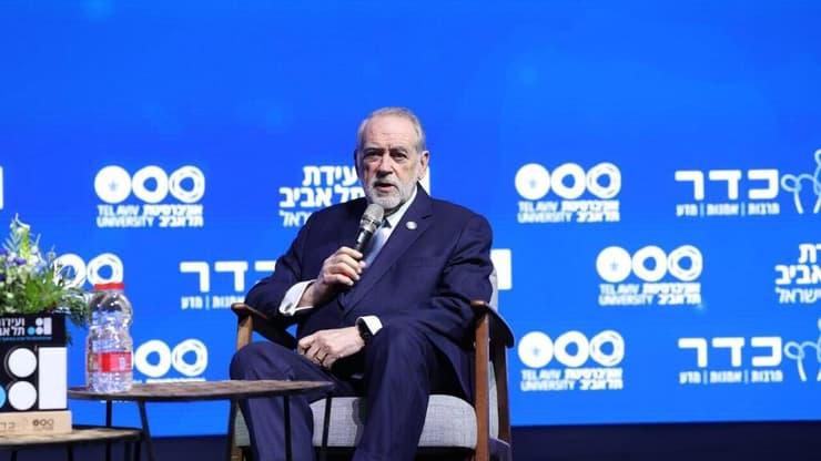 השגריר האקבי (צילום: אוניברסיטת תל אביב) מייק האקבי