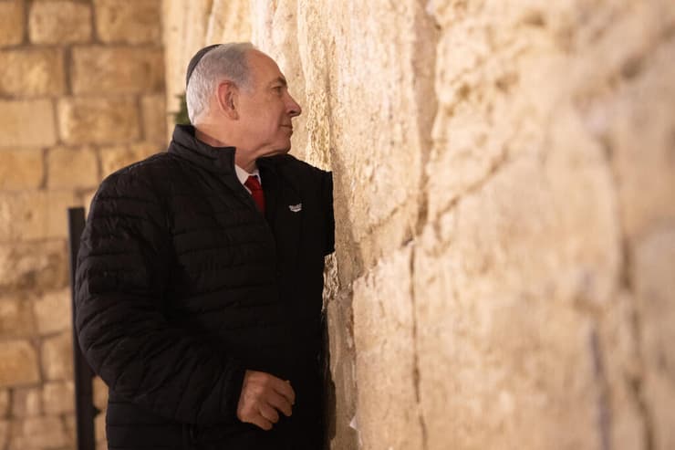 בנימין נתניהו בכותל (צילום: אלכס קולומויסקי) בנימין נתניהו בכותל