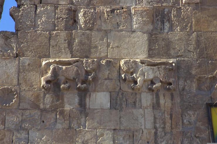 תבליט חיות טרף על שער האריות (צילום: משה מילנר, אוסף התצלומים הלאומי) תבליט חיות טרף על שער האריות