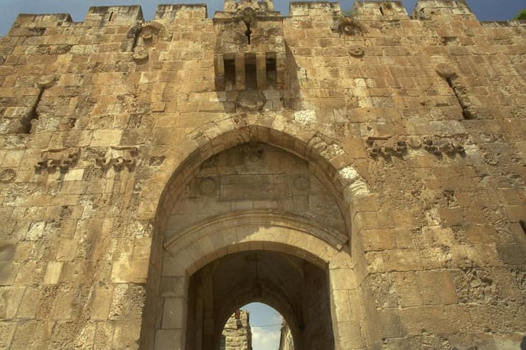 שער האריות בשנת 1992. מי חקק את צמדי האריות, ומדוע? (צילום: משה מילנר, אוסף התצלומים הלאומי) שער האריות בשנת 1992