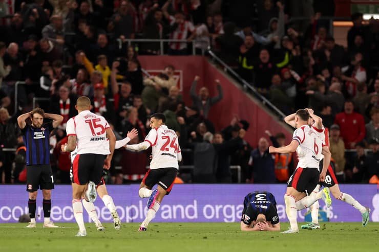 סאות'המפטון חוגגת (צילום: Warren Little/Getty Images) סאות'המפטון חוגגת