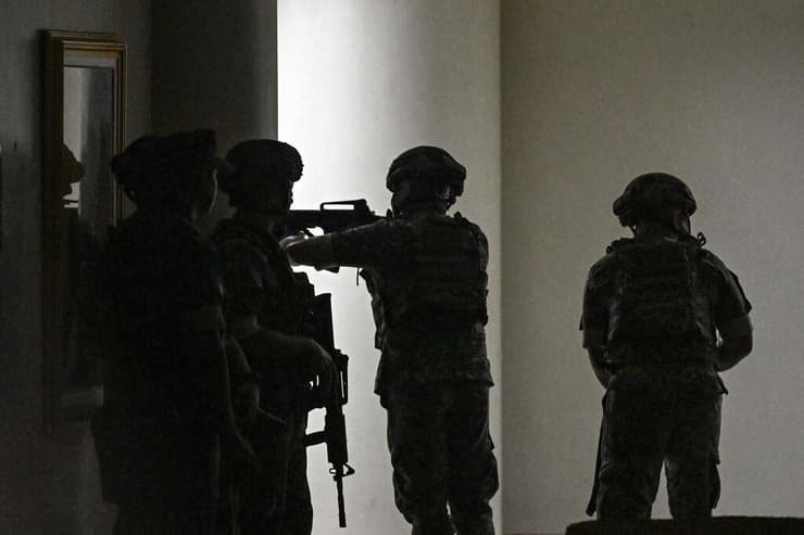 צילום: Jam STA ROSA / AFP מאבטחים ב סנאט של הפיליפינים אחרי יריות שנשמעו שם