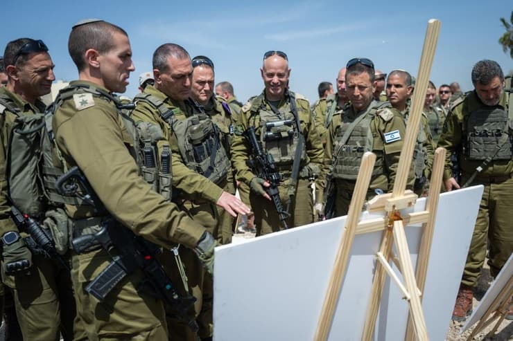 הרמטכ"ל בהערכת מצב בשומרון (צילום: דובר צה"ל) הרמטכ"ל, רב-אלוף אייל זמיר, קיים הערכת מצב וסיור בצפון השומרון, יחד עם מפקד פיקוד המרכז, אלוף אבי בלוט