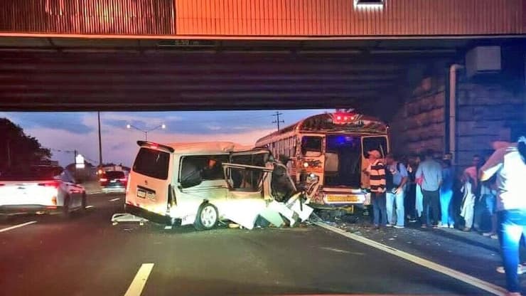 בזק"א מסייעים בהעברת הגופה. זירת תאונת הדרכים בפנמה זירת תאונת הדרכים בפנמה
