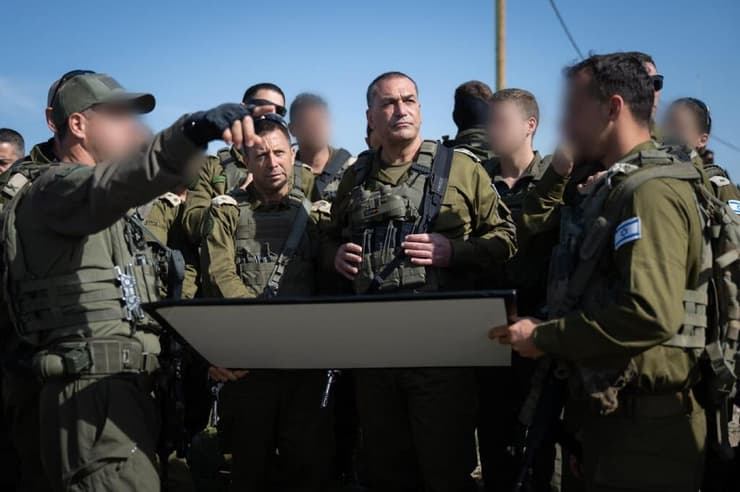 הרמטכ"ל בסיור בשומרון (צילום: דובר צה"ל) הרמטכ"ל, רב-אלוף אייל זמיר, קיים הערכת מצב וסיור בצפון השומרון, יחד עם מפקד פיקוד המרכז, אלוף אבי בלוט