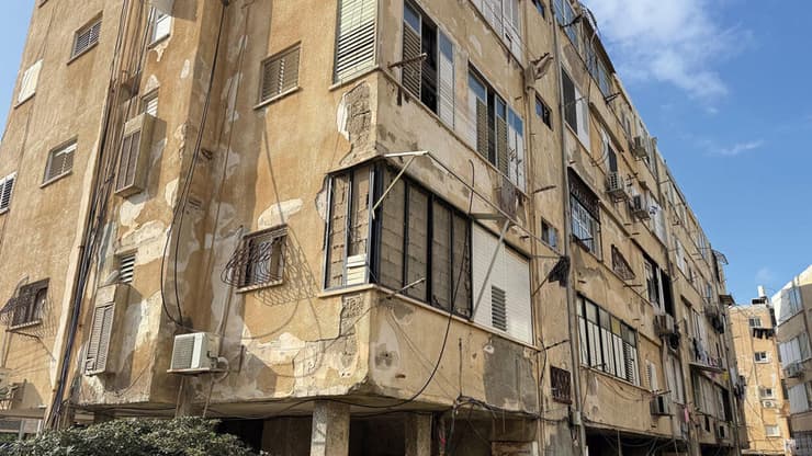 בניין ישן במרכז הארץ (צילום: עמי לאור) בניין ישן במרכז הארץ
