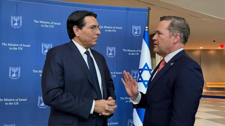 השגריר דנון לצד השגריר האמריקני וולץ (צילום: משלחת ישראל לאו"ם/פרי בינדלגלס) שגריר ישראל באו"ם דני דנון לצד השגריר האמריקני מייק וולץ