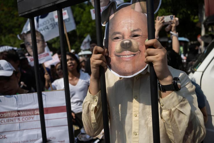 צילום: REUTERS/Eloisa Lopez הפגנה מחוץ ל סנאט של הפיליפינים בדריש למעצר הסנאטור הפילפיני רונלד דלה רוזה שמתחבא בסנאט ב מנילה הפיליפינים אחרי שהוצא נגדו צו מעצר על ידי בית הפלילי הבינלאומי ב האג