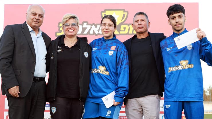 חביבי הקהל של "טופ טאלנט 3": נוואר רבאח וחלא מוחמד חלאיסי, לצד מנכ"ל הטוטו, מאיר ברדוגו, באסם סולימאן, ממלא מקום יו"ר ההתאחדות לכדורגל, והכדורגלנית והמנטורית סילבי ז'אן