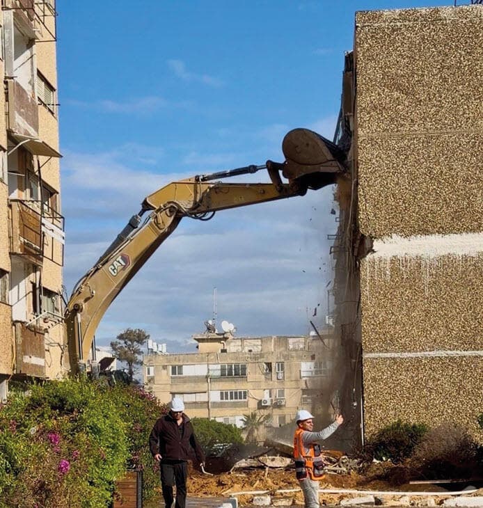 "יש צורך דחוף לתקצב ולתגבר כוח אדם מקצועי ברשויות המקומיות". הריסה במיזם התחדשות עירונית בבת ים של חברת קרדן (צילום: גיא וקנין) "יש צורך דחוף לתקצב ולתגבר כוח אדם מקצועי ברשויות המקומיות". הריסה במיזם התחדשות עירונית בבת ים של חברת קרדן