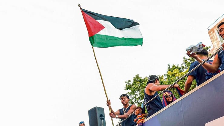לאמין ימאל מניף את דגל פלסטין (AP) לאמין ימאל מניף את דגל פלסטין
