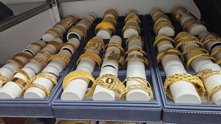 הכסף והזהב שתפסה המשטרה בפשיטה על בעלי חנויות לחלפנות כספים / המרת מטבע