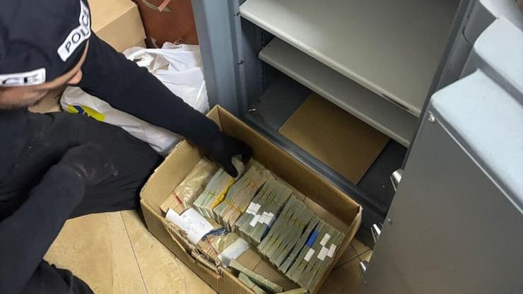 הכסף והזהב שתפסה המשטרה בפשיטה על בעלי חנויות לחלפנות כספים / המרת מטבע