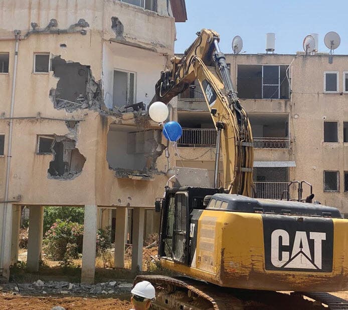 "צריך מסלול ירוק להתחדשות עירונית". הריסה בפרויקט של אורון נדל"ן בחדרה (צילום: עמי לאור) "צריך מסלול ירוק להתחדשות עירונית". הריסה בפרויקט של אורון נדל"ן בחדרה